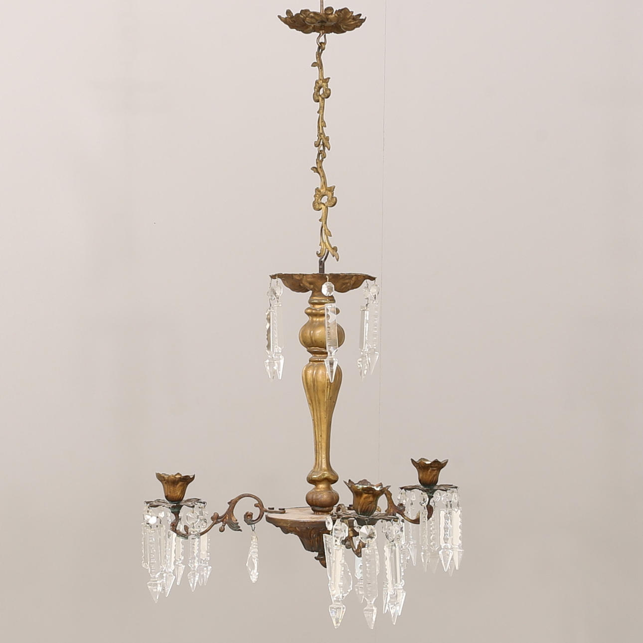 TAKLAMPA med prismor, mässing, 1800-tal.