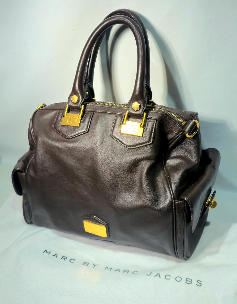 MARC JACOBS. Brown leather bag.