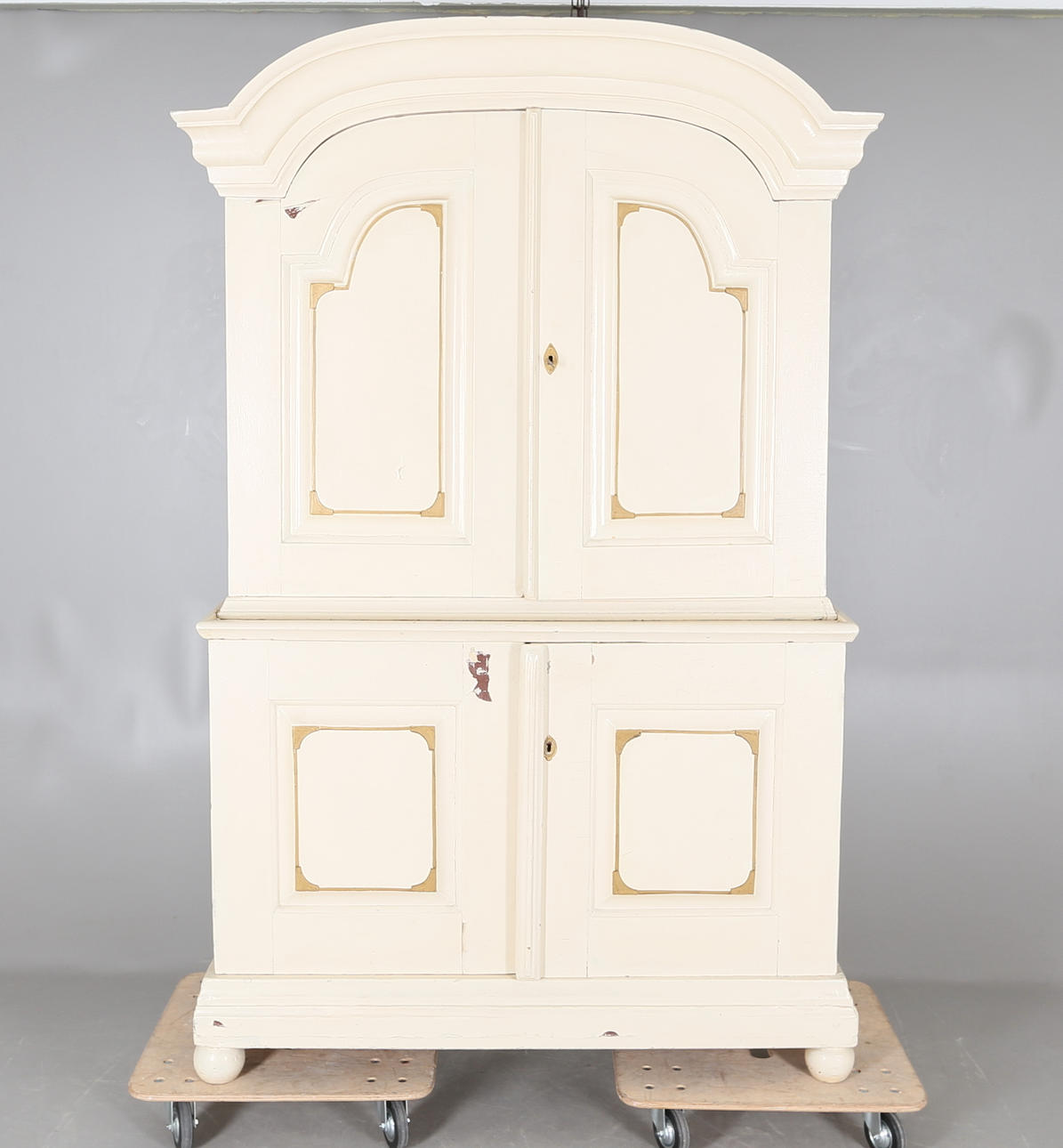 SALSSKÅP, svängt krön,1700-tal.