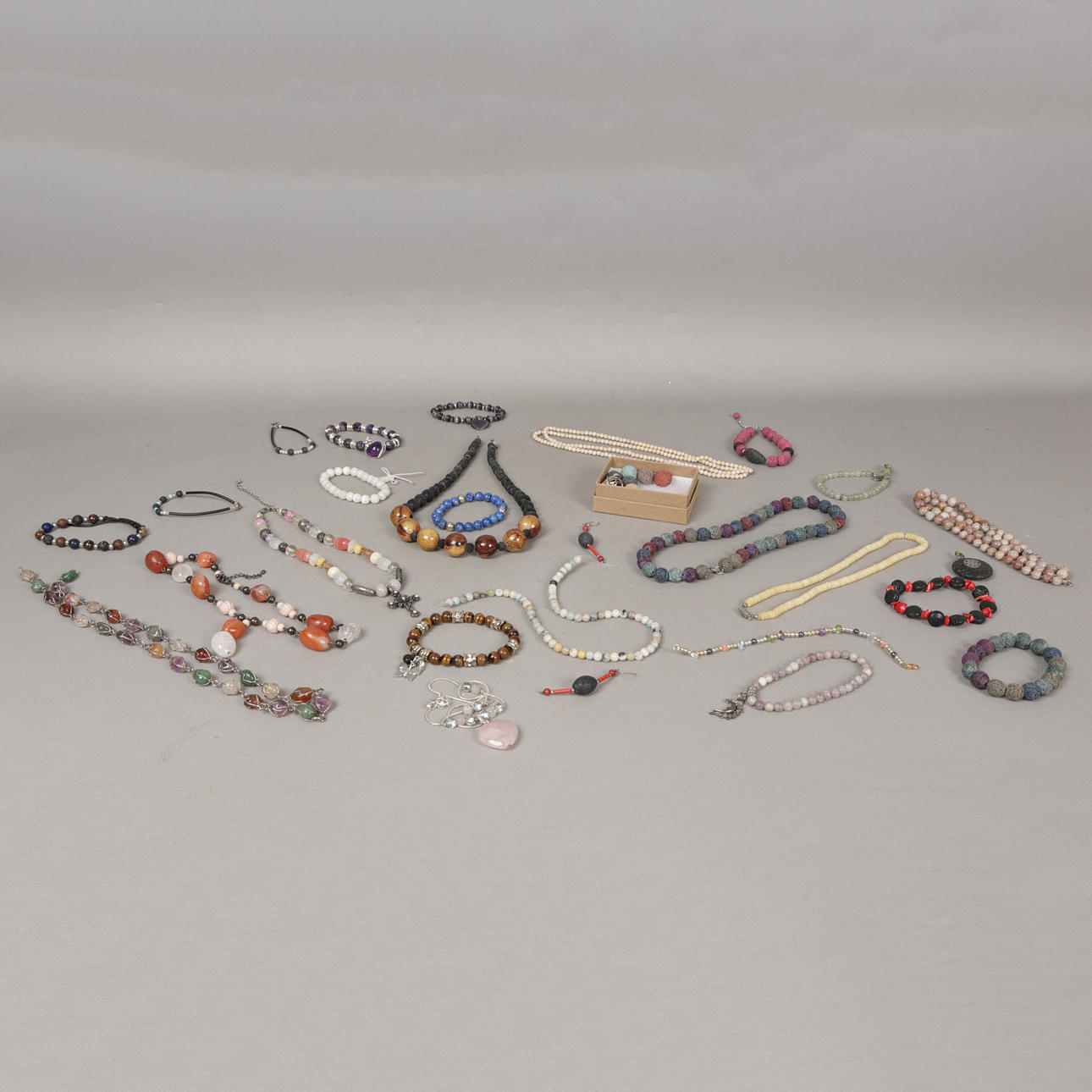 EN SAMLING SMYKKER MED HALVÆDELSTEN (ANTAL).