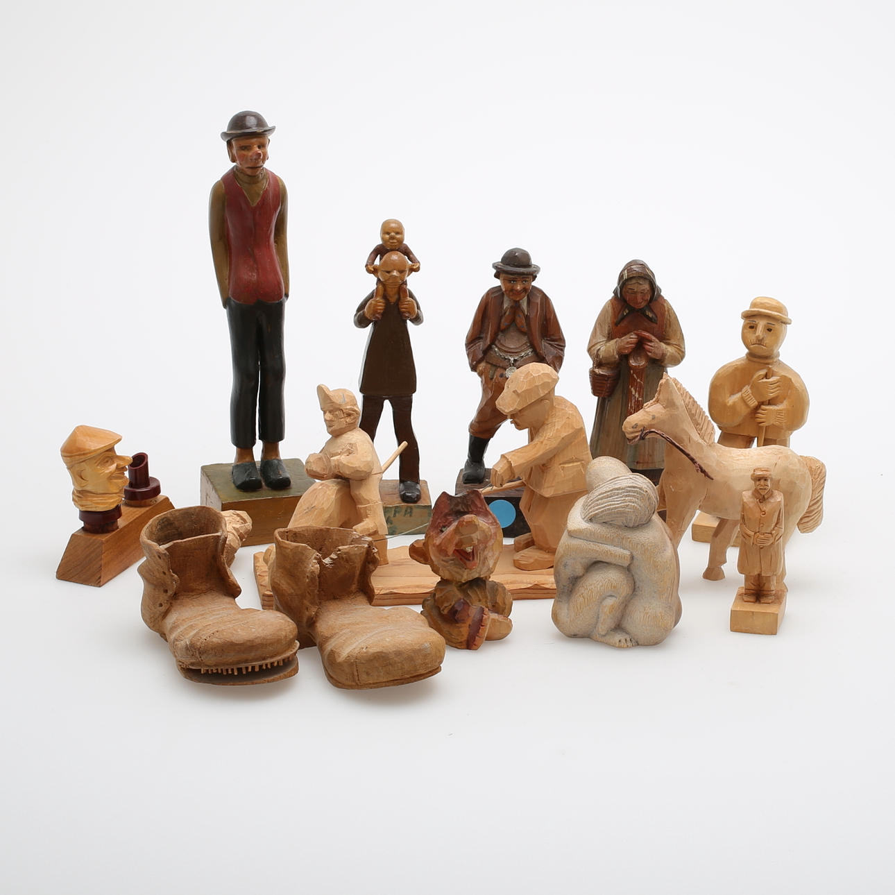 SKULPTURER, 14 st, snidat trä.
