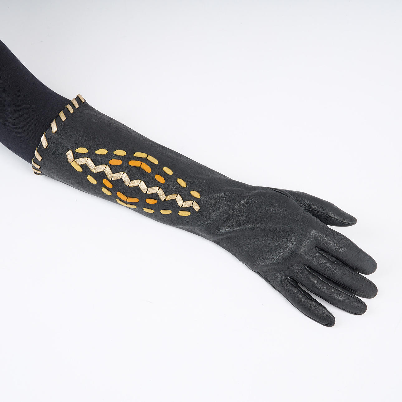 JUKKA RINTALA, guantes, piel negra y decoración en diferentes colores ...