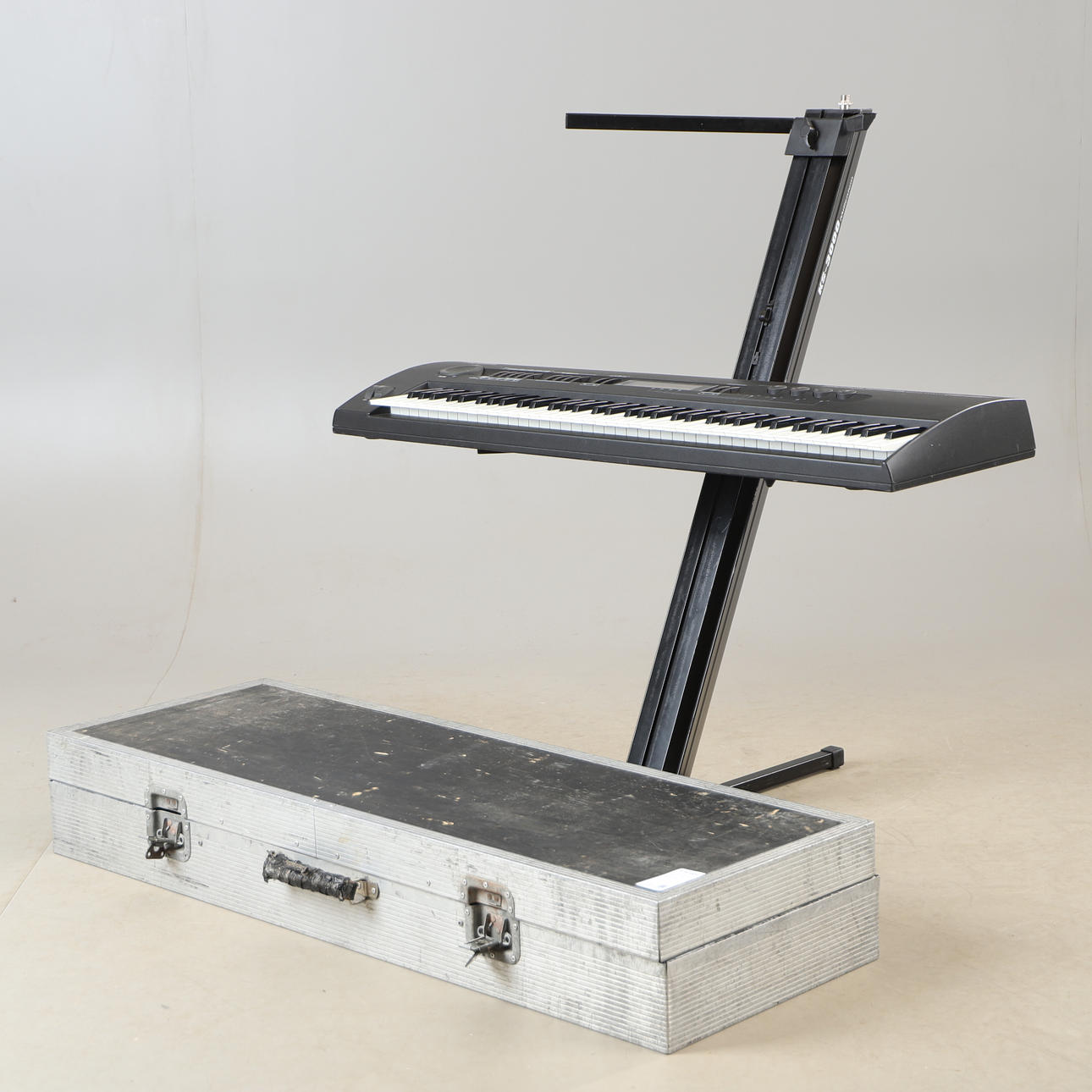 KEYBOARD WITH STAND, Alesis QuadraSynth, ks 3000.