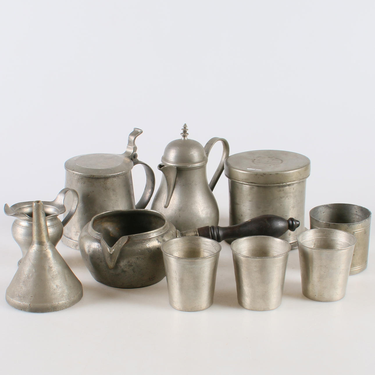 KANNOR, stop, smörask, bägare samt tratt, tenn, 9 delar, Tyskland, 1700/1800/1900-tal.