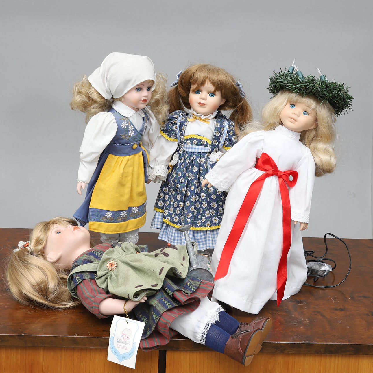 PORSLINSDOCKOR, 4 st, porslin och textil, 19/2000-tal.