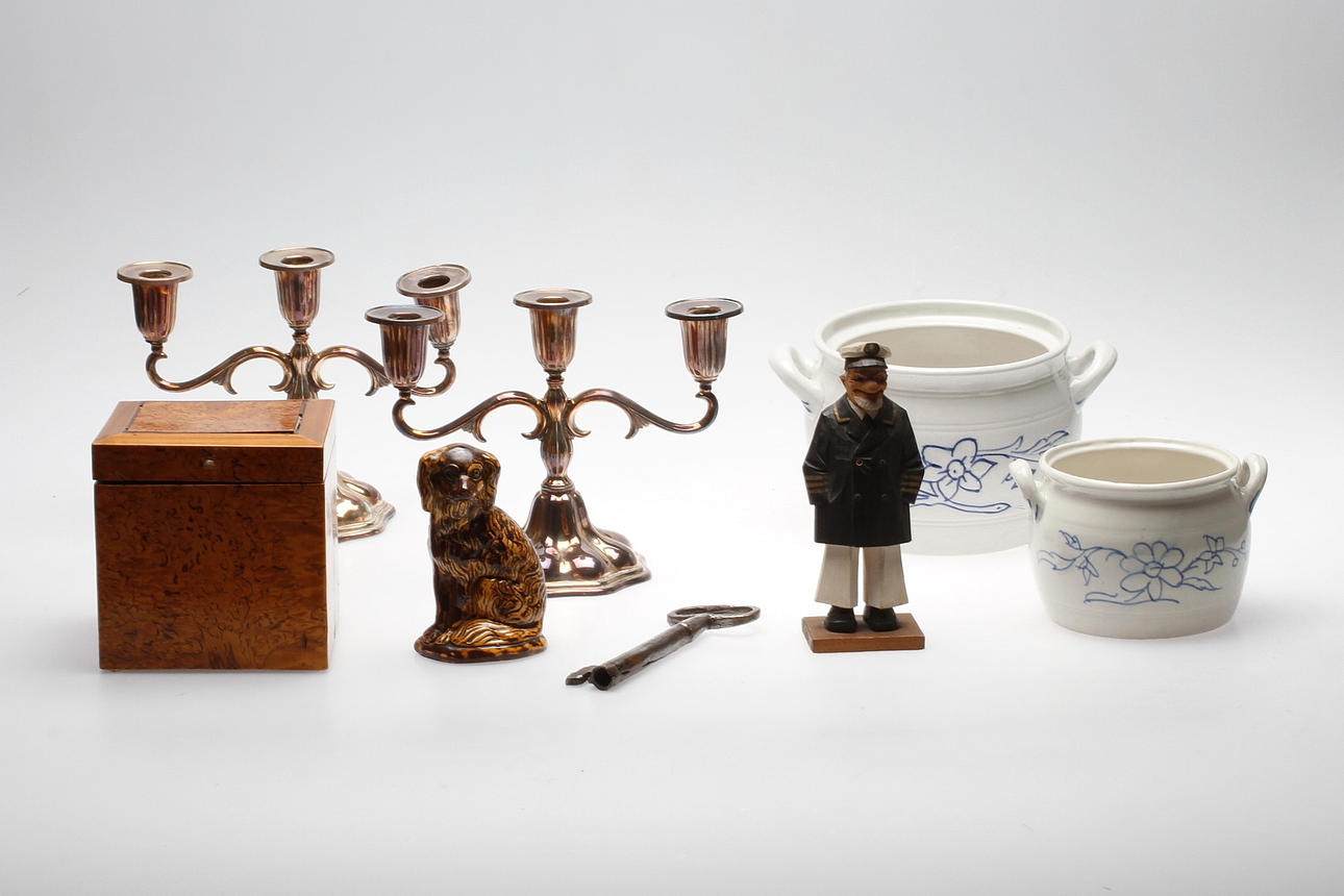 TRÄGUBBE, CO Trygg, LJUSSTAKAR, ett par, KRUKOR, 2 st, SPARBÖSSA, NYCKEL och TOBAKSBURK, 1800-1900-tal.