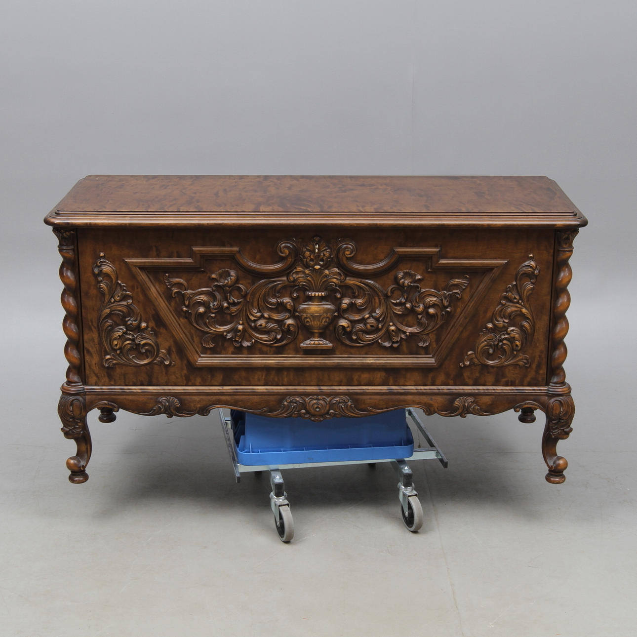 SIDEBOARD/BARSKÅP, barockstil, 1900-tal.
