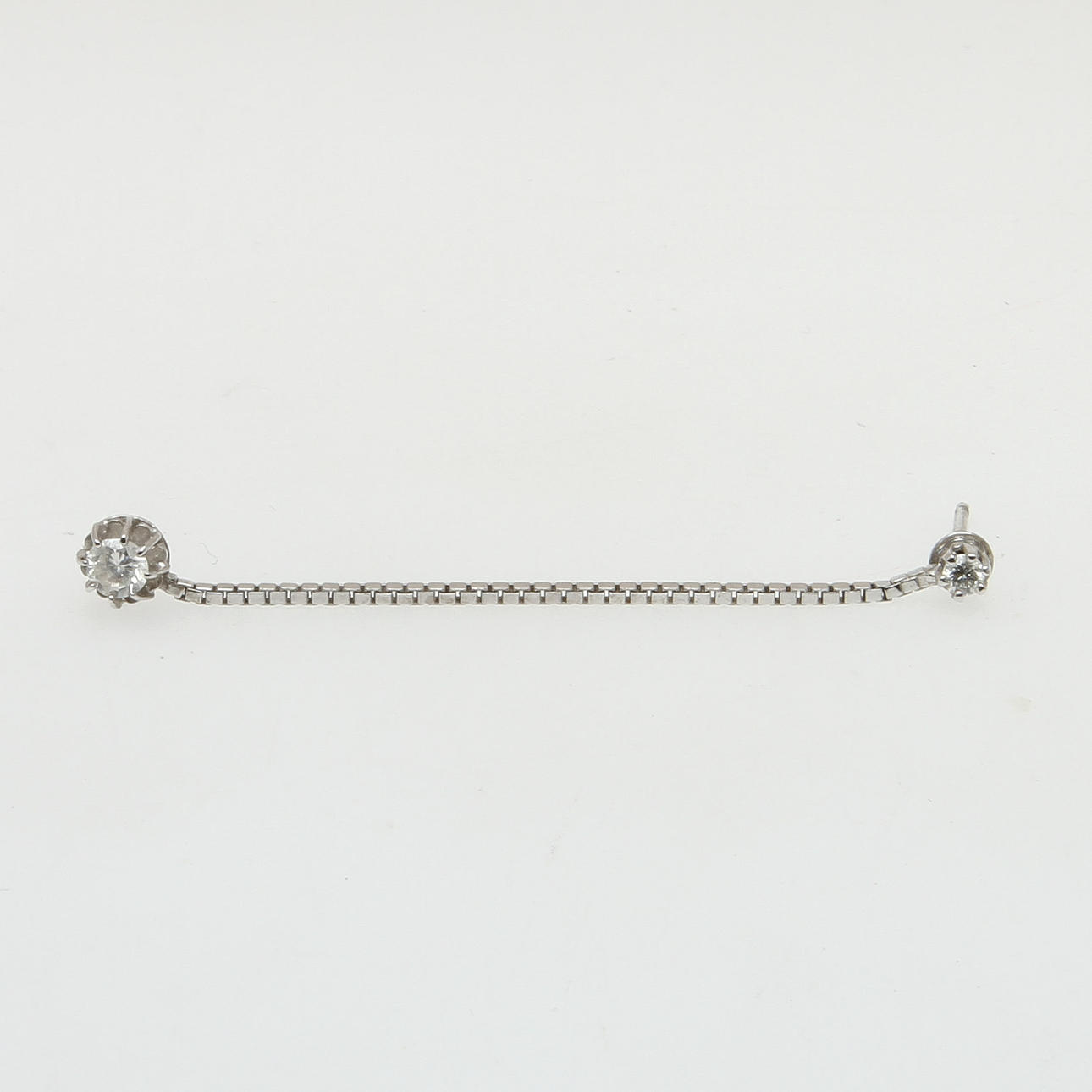 ÖRHÄNGE, 18k vitguld med diamanter, totalt ca 0,3 ct. Vikt 1,3 g.