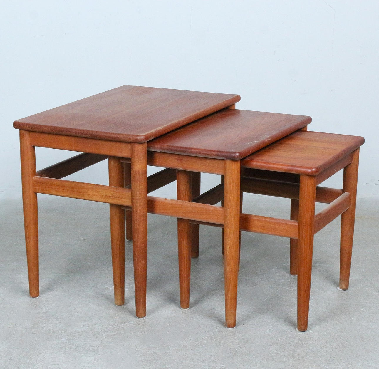Uppsättning dukade bord/sidobord, teak, Danmark, 1960-tal. Möbler ...