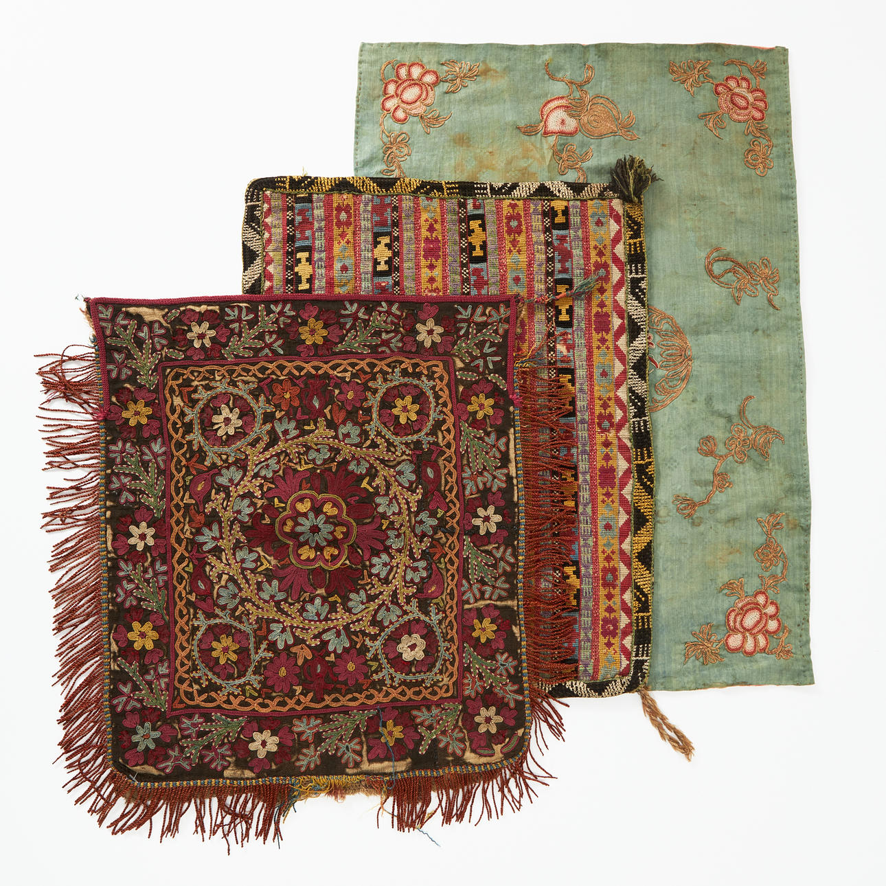 BRODERADE TEXTILIER, tre stycken olika, varav en kinesisk. Mattor ...