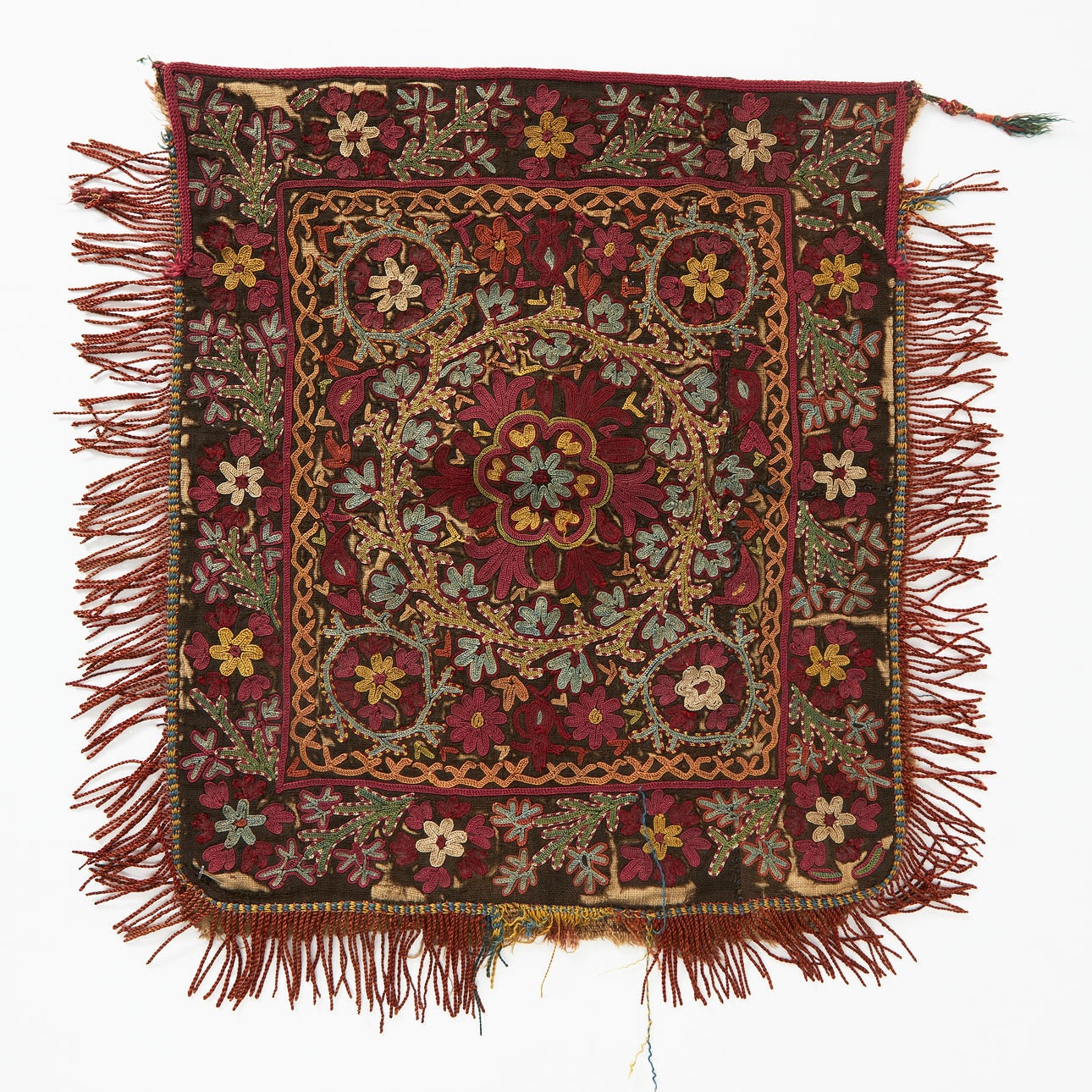 BRODERADE TEXTILIER, tre stycken olika, varav en kinesisk. Mattor ...
