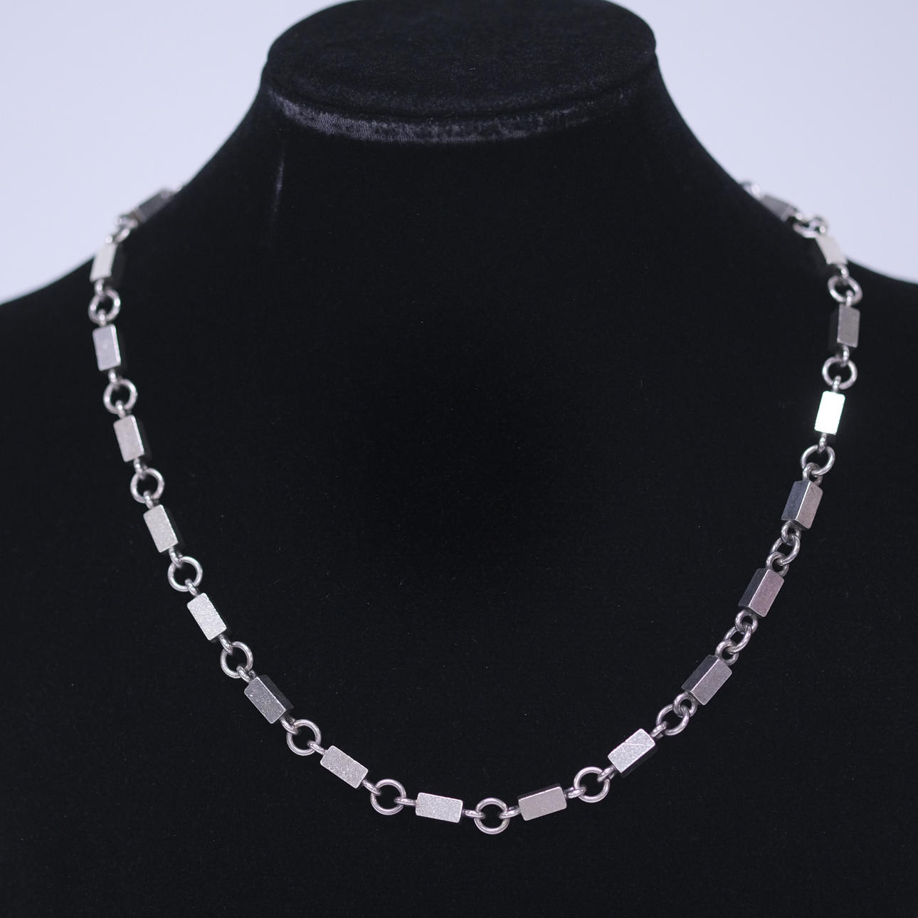 WIWEN NILSSON. COLLIER MED STAVAR OCH RINGAR.