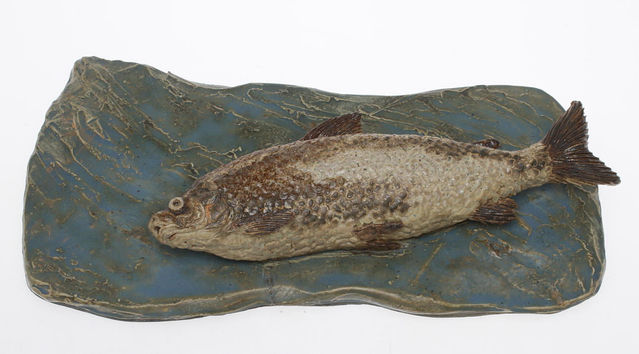 ALMA MARGARET EDSBÄCKER. Väggrelief i form av fisk, keramik, signerad och daterad 1972.