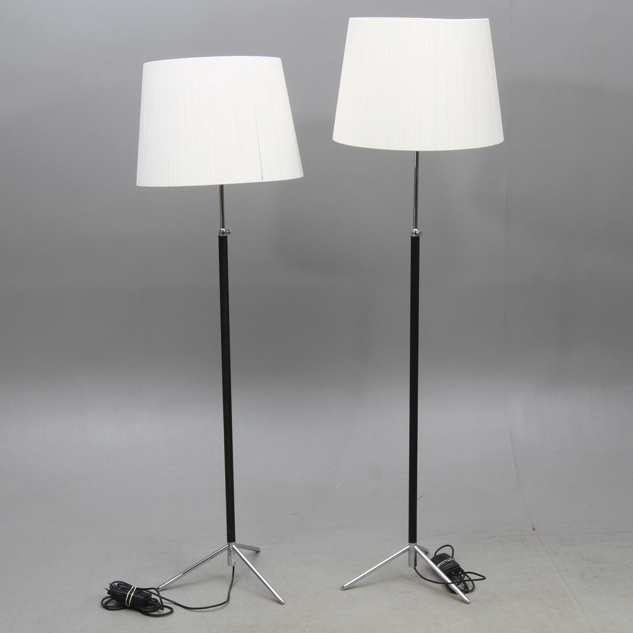 GOLVLAMPOR, ett par, Santa & Cole, 1900/2000-tal.