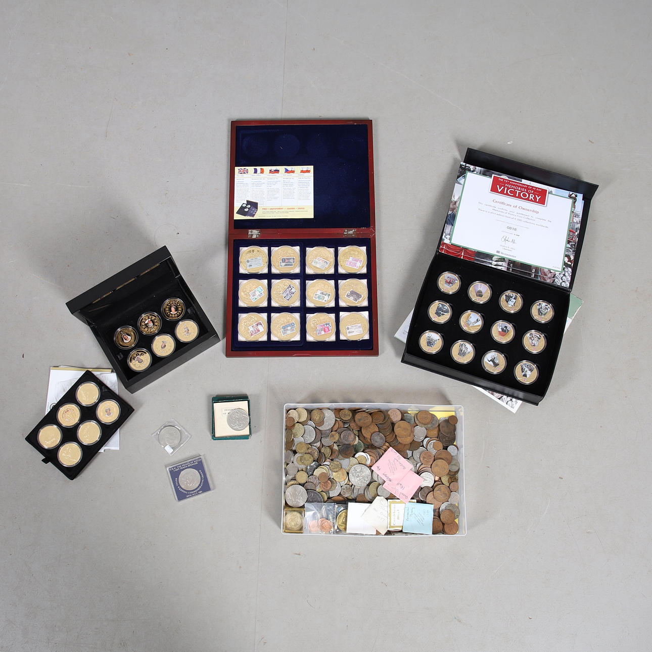 A MIXED COLLECTION OF WORLD COINS TO INCLUDE RECENT COMMEMORATIVE ...