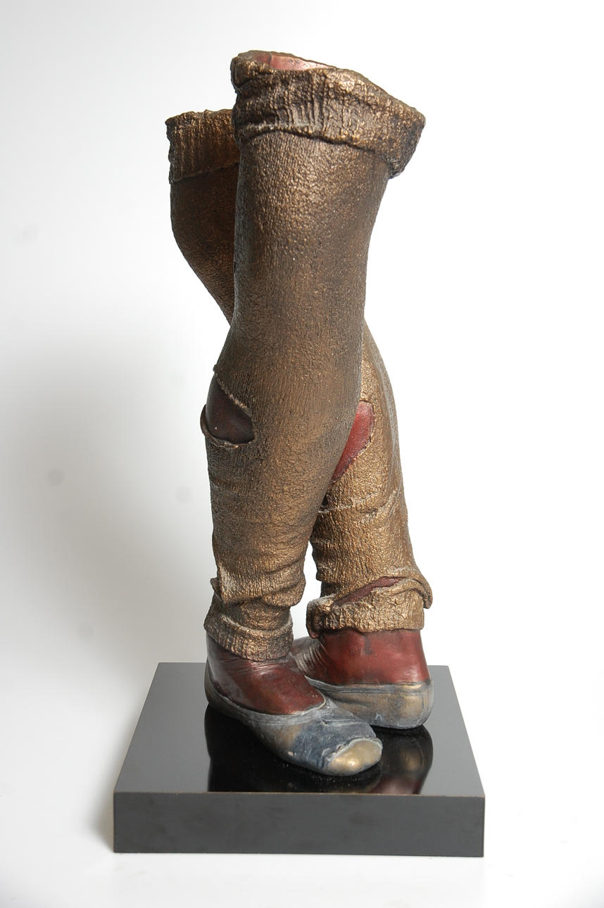 SKULPTUR, bronserad keramik " Leg Warmer " bär signatur H Edwards.