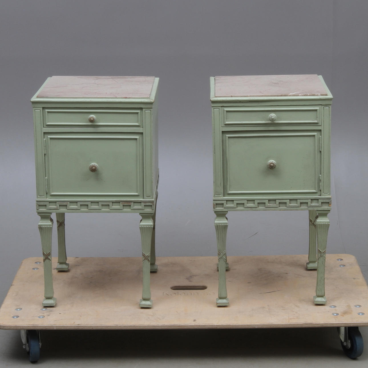 SÄNGBORD, med stenskiva, gustaviansk stil, 1900-tal.