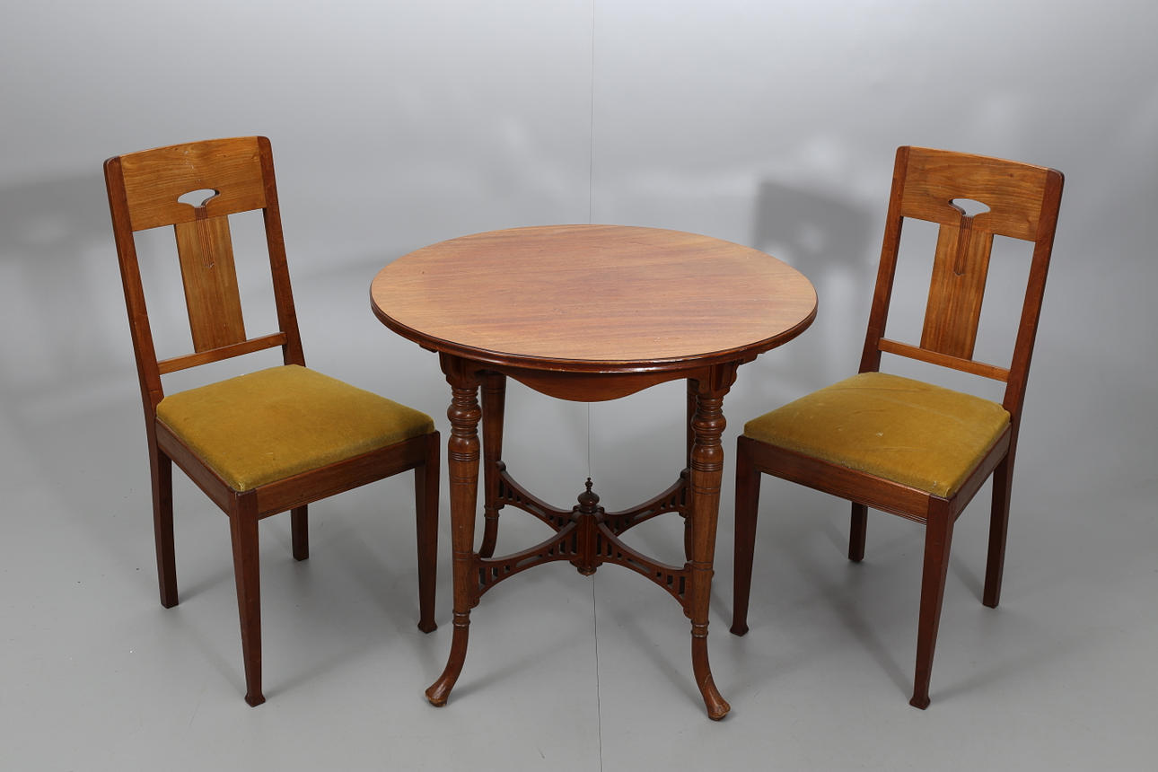 STOLAR OCH BORD, olika träslag, 3 delar, Jugend, 1900-talets första kvartal.