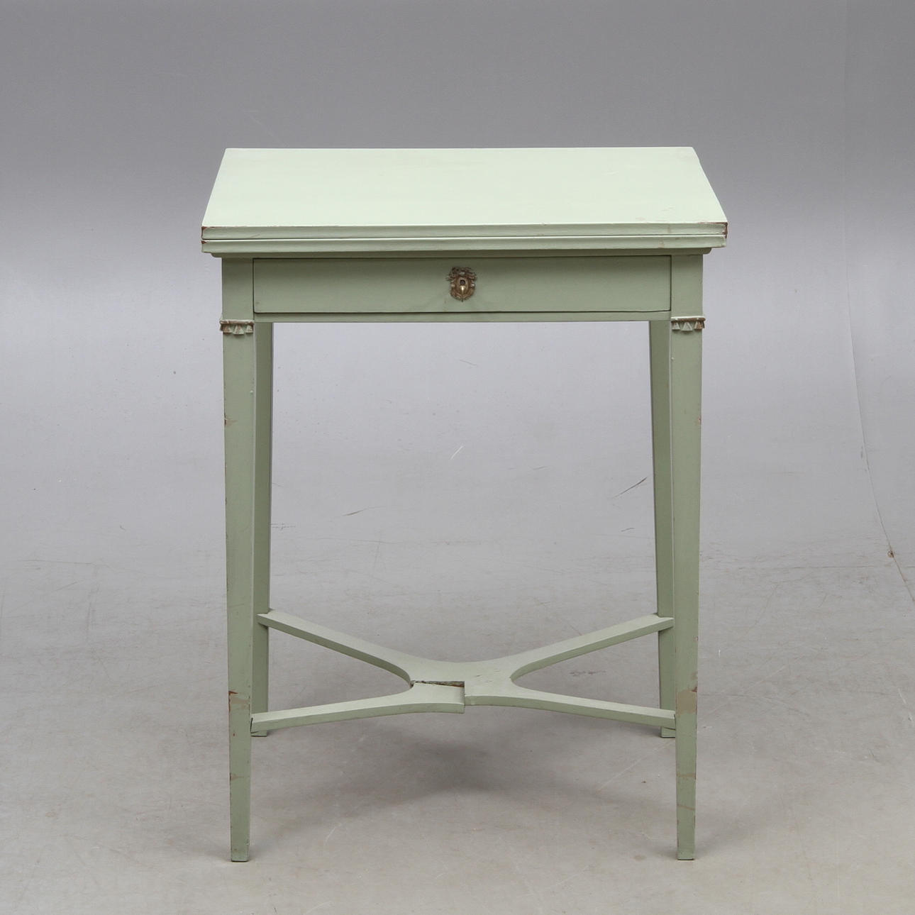 SPELBORD, med låda i sargen, gustaviansk stil, 1900-tal.