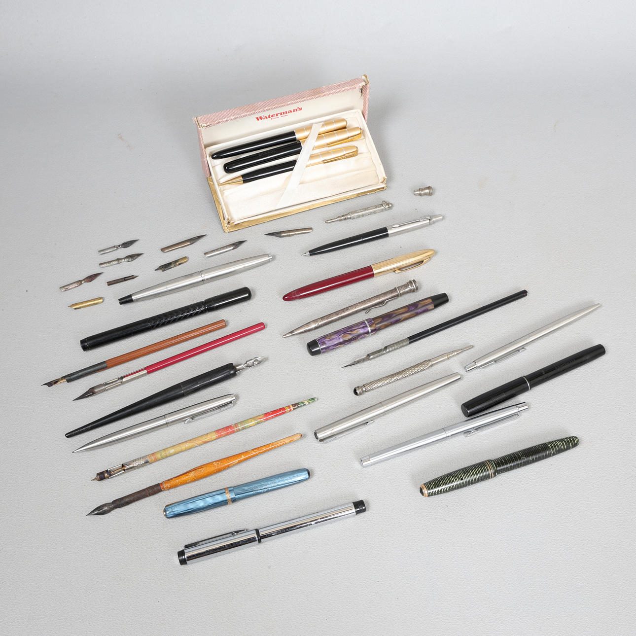 A COLLECTION OF PENS (QTY). Collectables - Pens - Auctionet