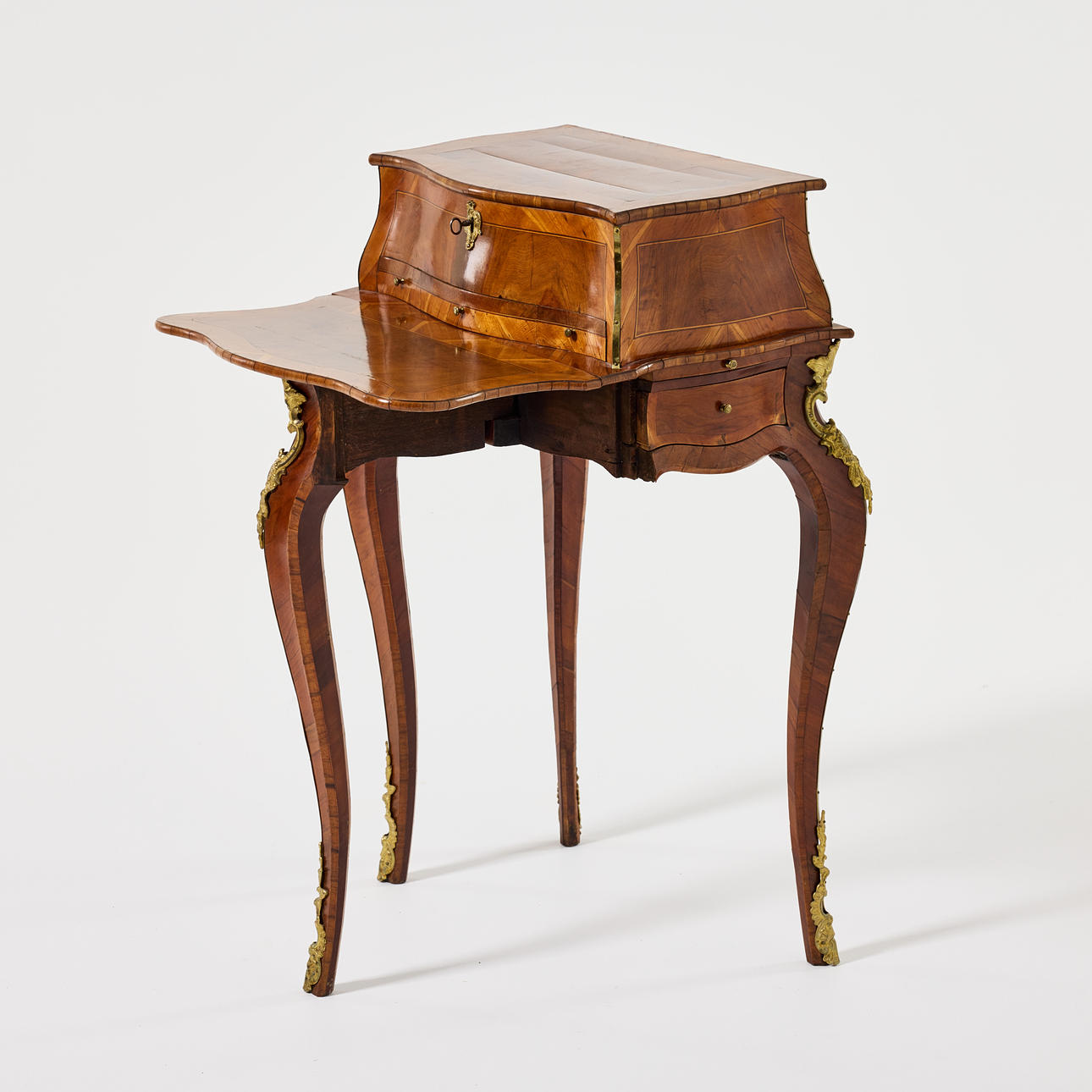NILS DAHLINS VERKSTAD (ämbetsmästare i Stockholm 1761-1787) tillskriven, bonheur du jour, stockholmsarbete i rokoko, fanerad med rötat plommon, valnöt m.fl. träslag, beslag av delvis förgylld brons.
