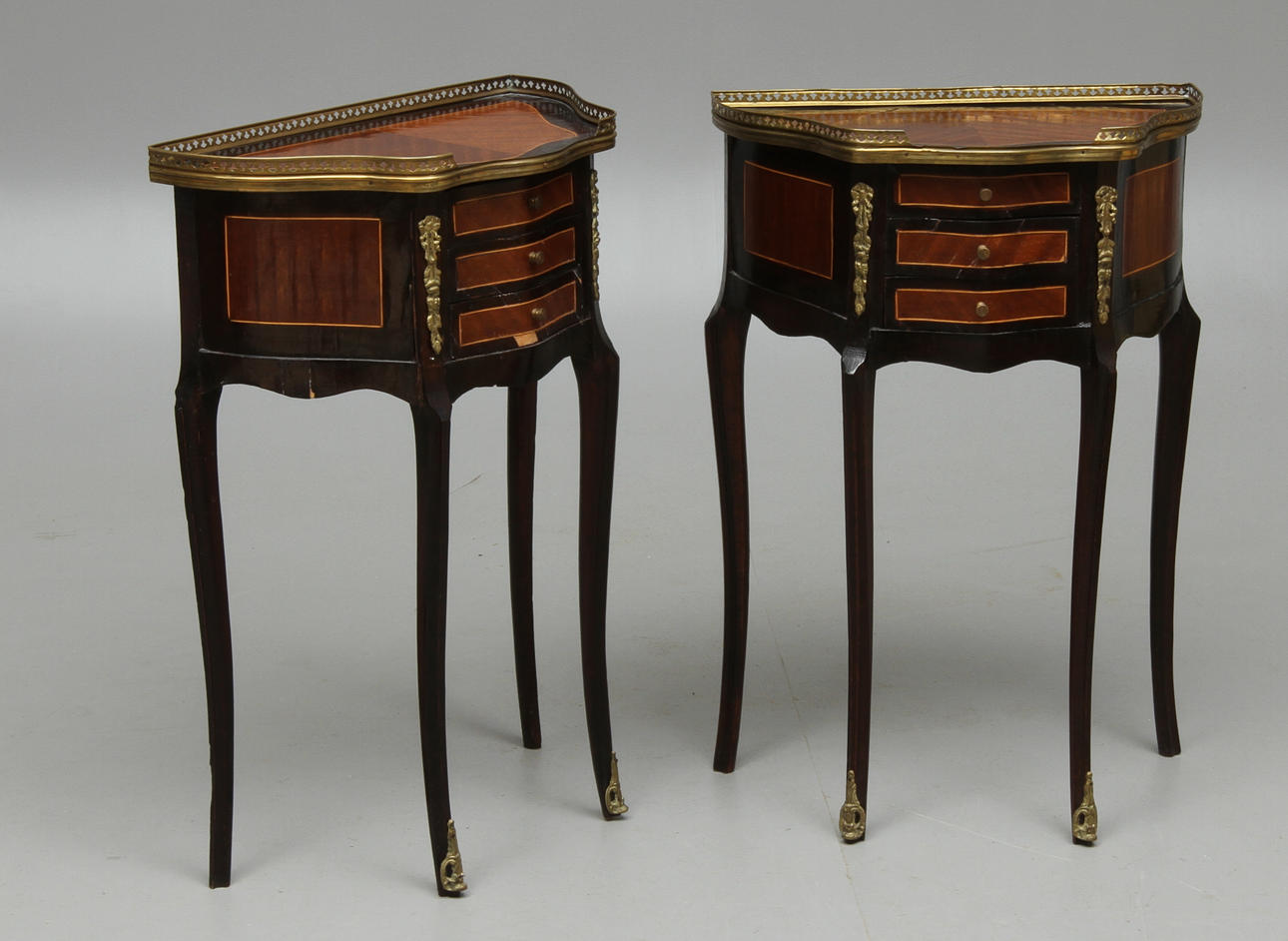 LAMPBORD, 1 par, med gallerkant, rokokostil, 1900-tal.