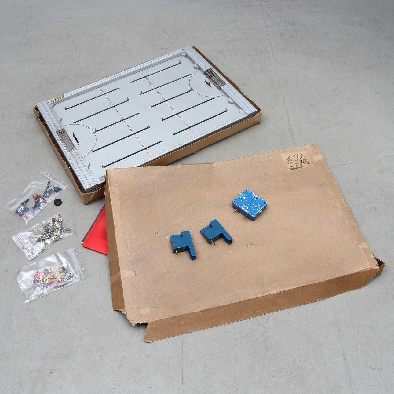 ISHOCKEYSPEL med flera uppsättningar spelare, "Puck Ett Aristospel", 1950-tal.