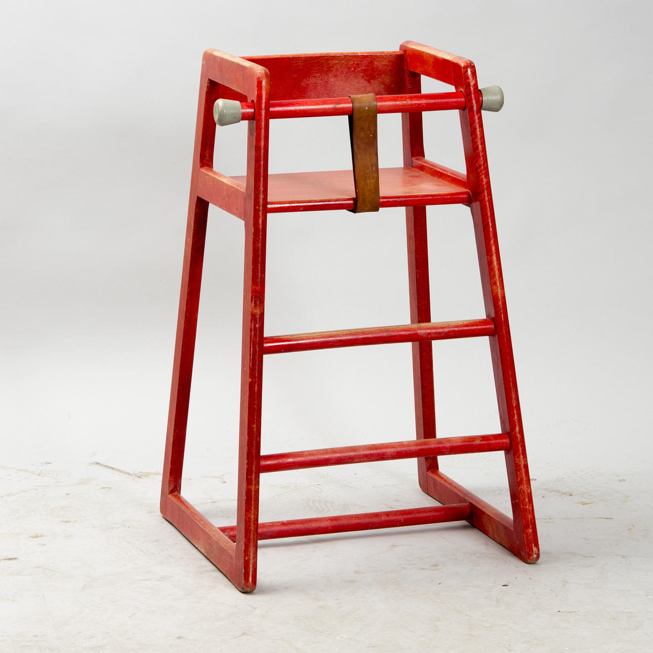 BARNSTOL, rödlackerad trä, 1970-tal.