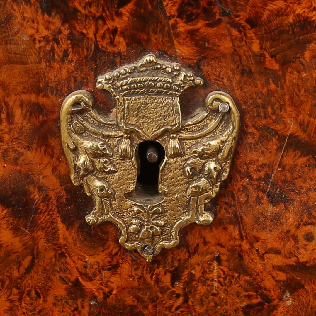 SKRIVBORD, alrot, 1700-tal. Möbler - Bord - Auctionet