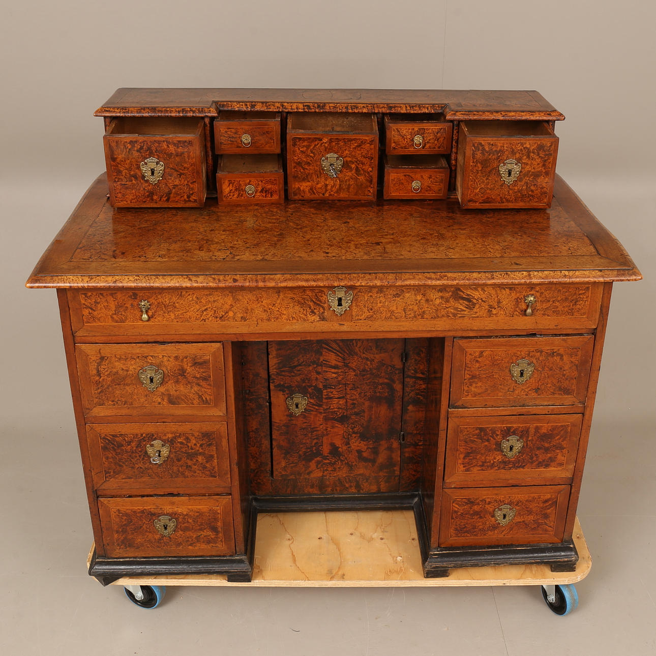 SKRIVBORD, alrot, 1700-tal. Möbler - Bord - Auctionet