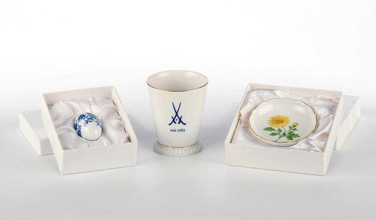 MEISSEN. 3 bitar av porslin: vänskap mugg, ägg, tallrik.
