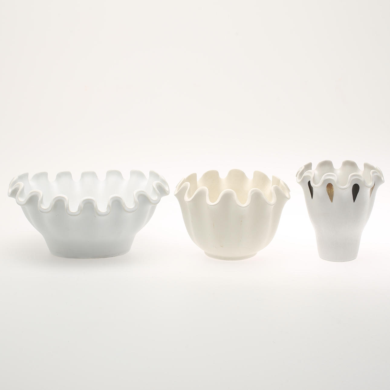 WILHELM KÅGE. Ytterfoder/Vas, 3 st. keramik, Carrarra, Gustavsberg.