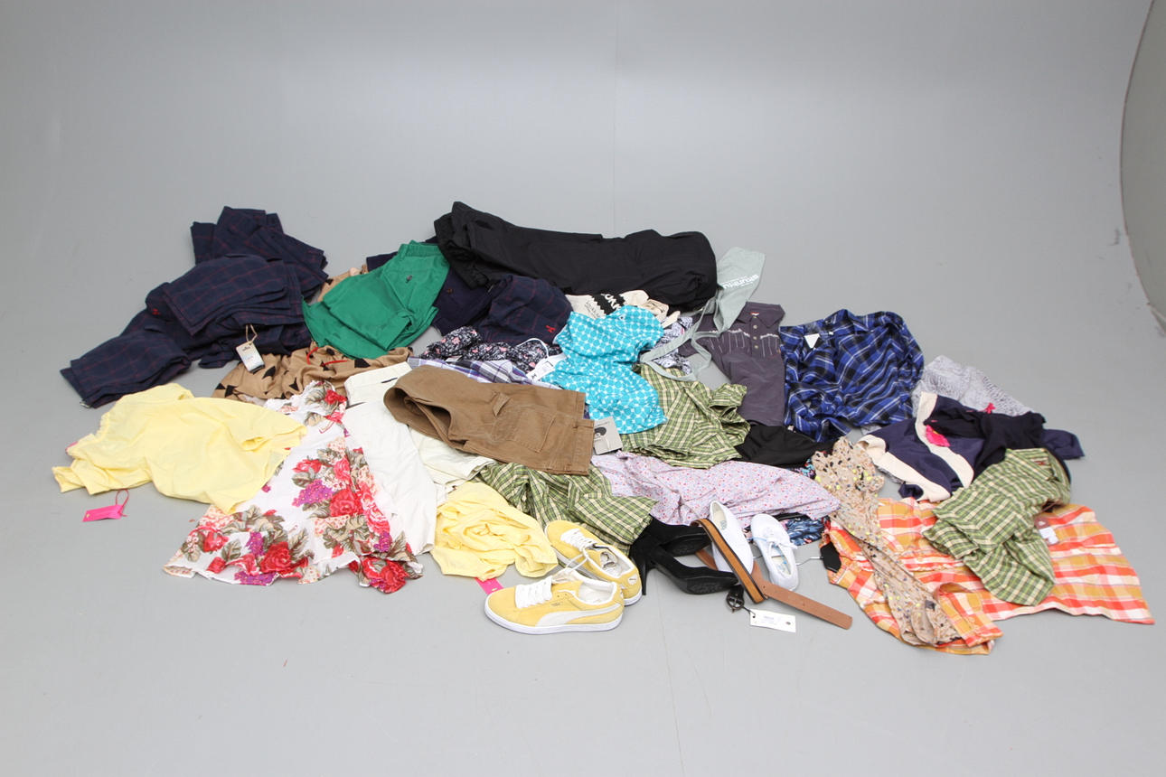 NYA KLÄDER, 50 del, konkursen efter first aid.