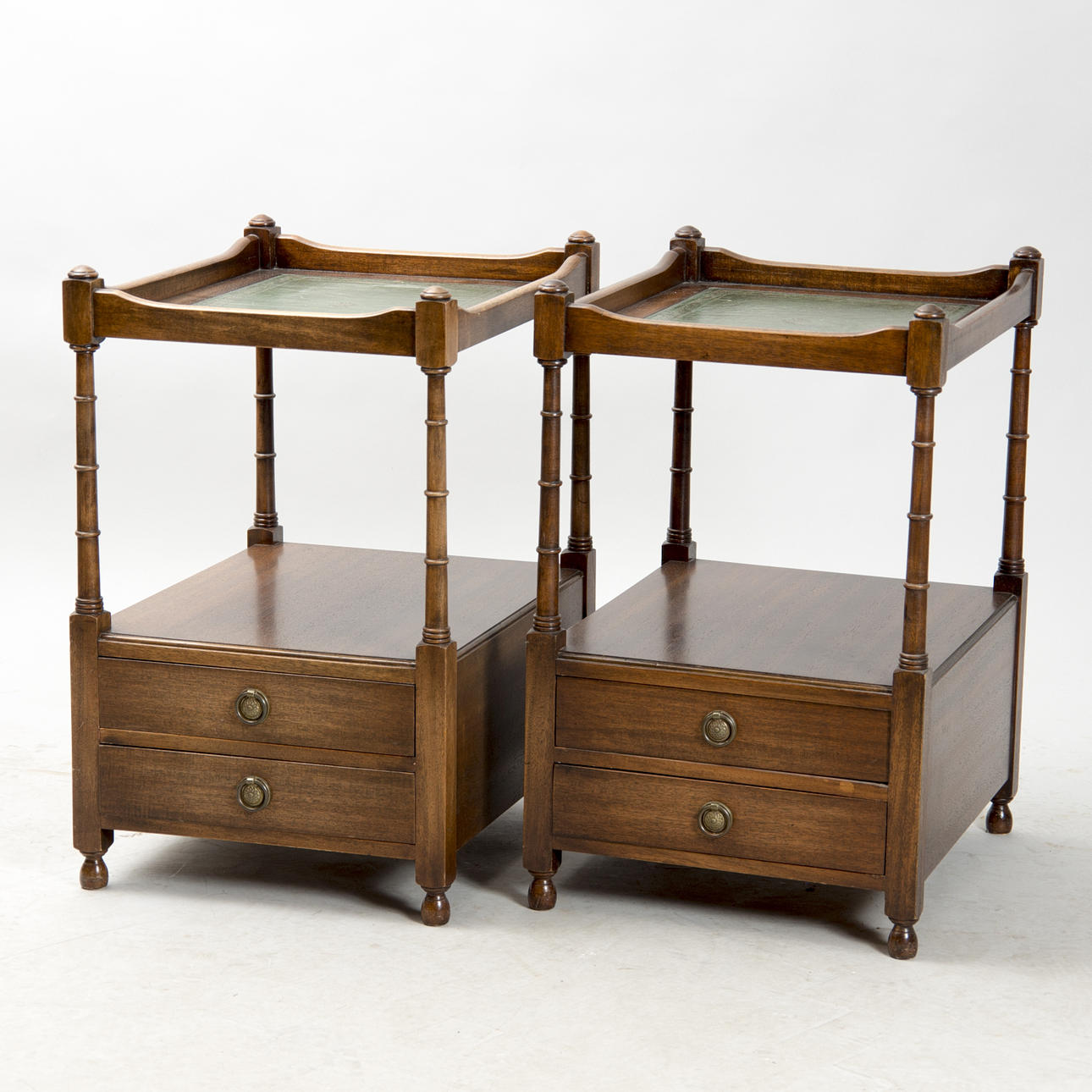 SÄNGBORD, 1 par, mahogny med grön skinnskiva, engelsk stil, 1900-talets andra hälft.