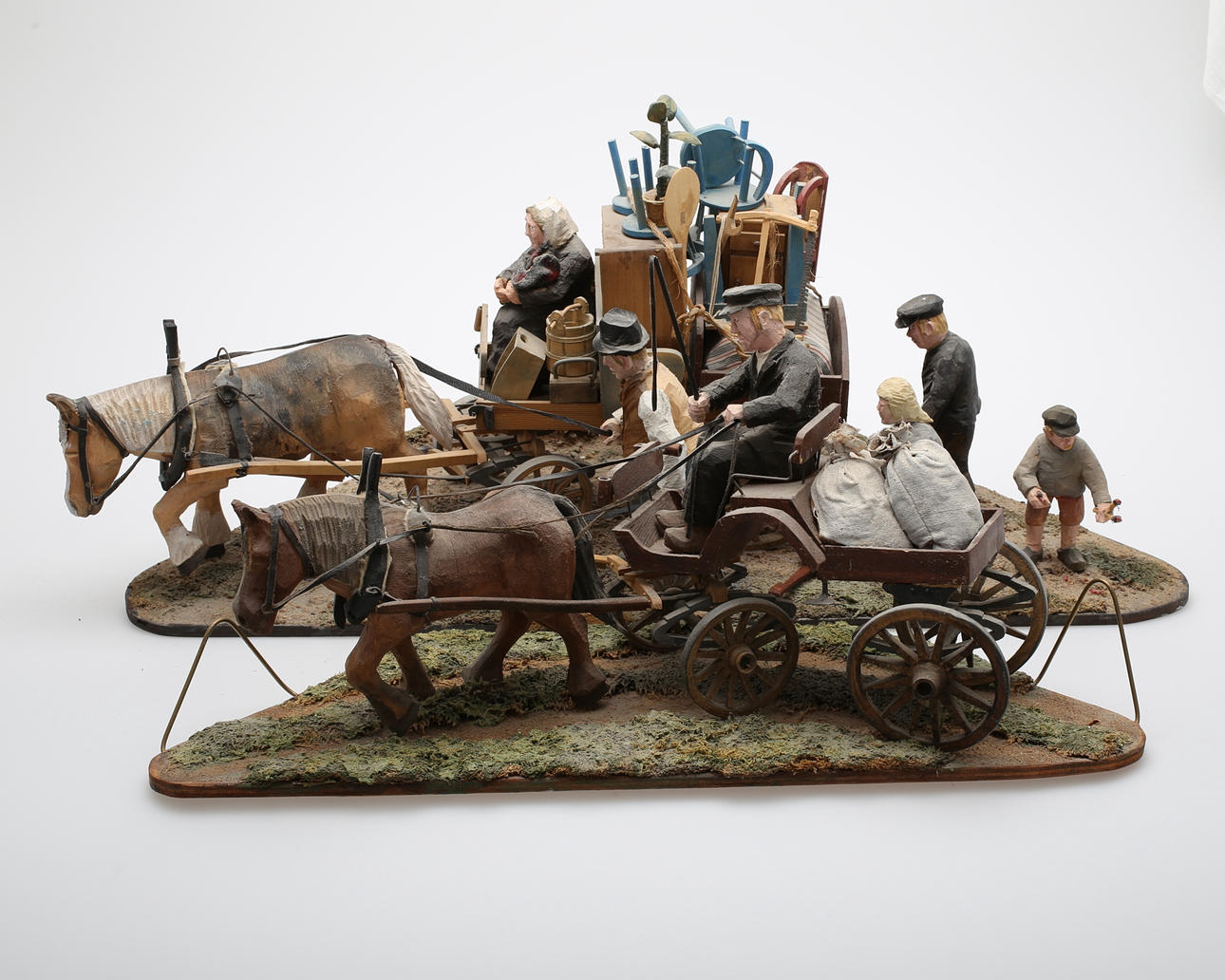 OIDENTIFIERAD KONSTNÄR. Skulpturer, 2 st, häst och vagn, snidat trä, 1 signerad 1997.