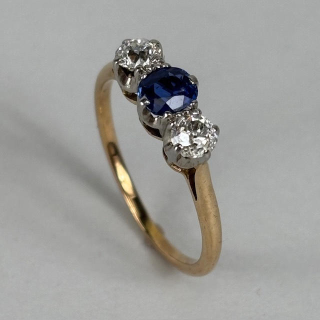 SAFIR & DIAMANT RING.