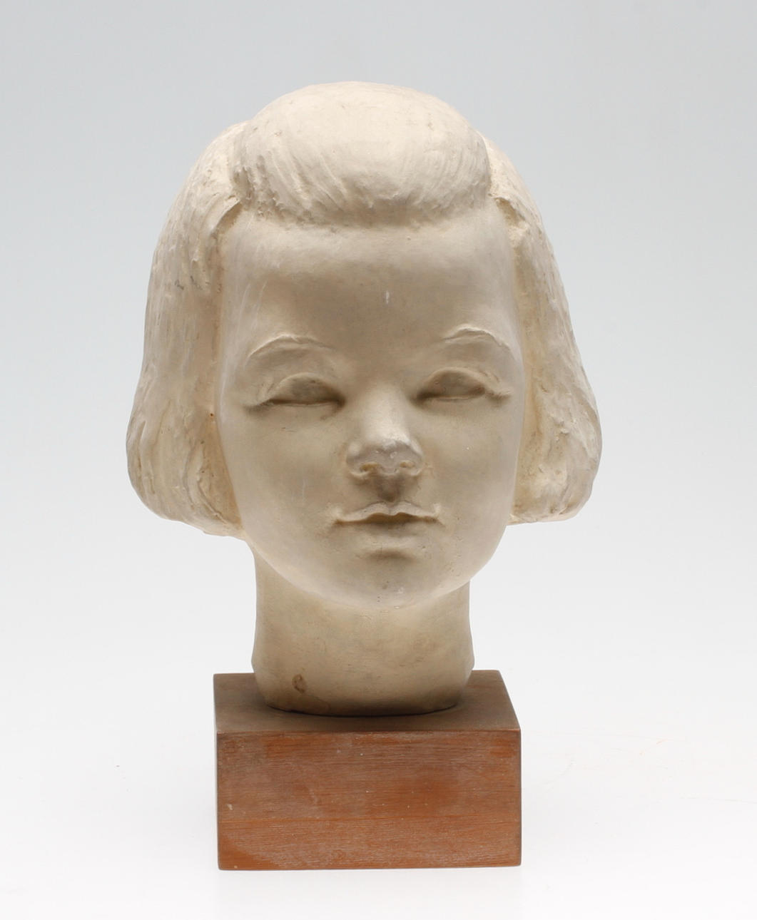 CARIN NILSON(1884-1973). Skulptur, byst, gips, signerad och daterad 1946.