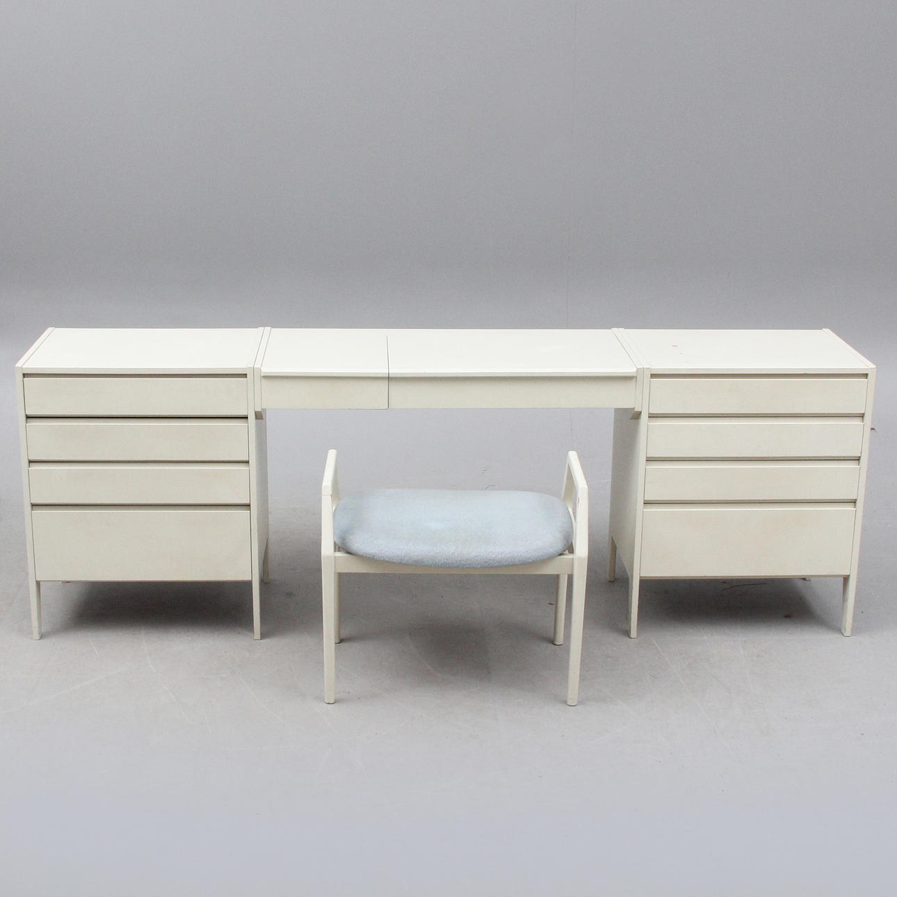 A DRESSING TABLE, with 2 CUPS, and PALLET.