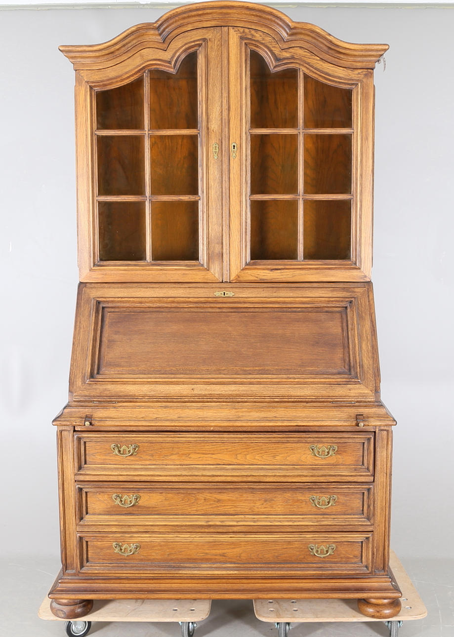 VITRINSKÅP, ek, 1900-tal.