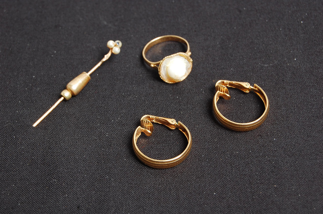 SMYCKE, 4 delar, guld 18 K, 8 K.