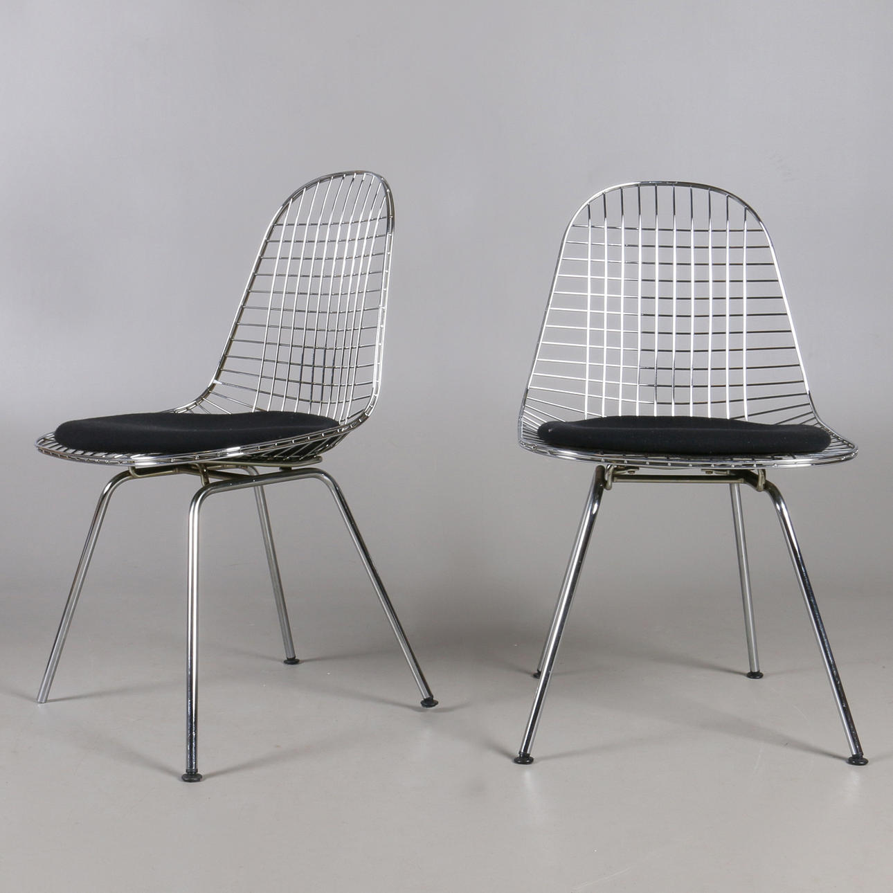 STOLAR, ett par, "DKX Wire Chairs", Ray & Charles Eames, 1900-tal.