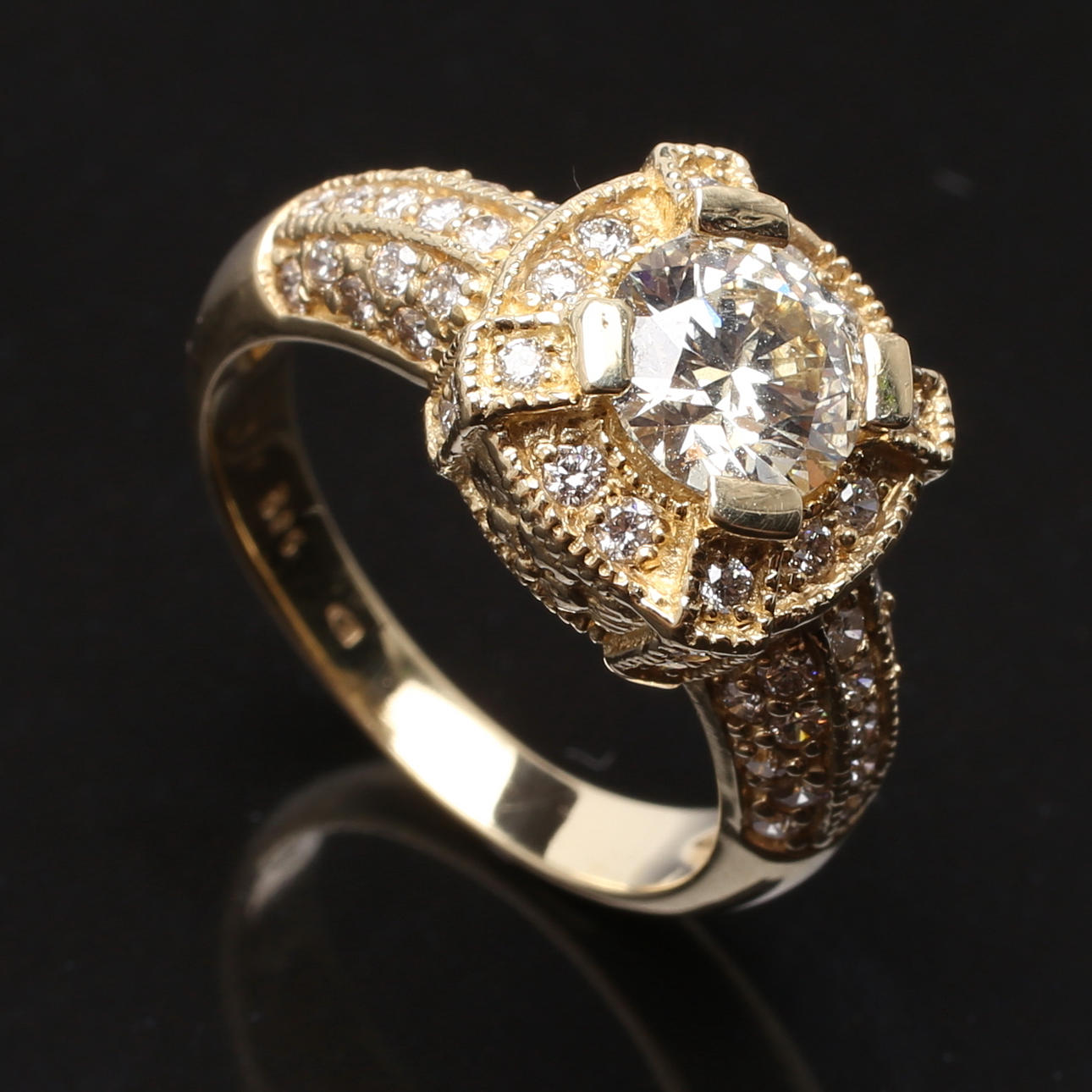 COCKTAILRING, 14K gulguld med 55 diamanter, totalt 1,60 ct.