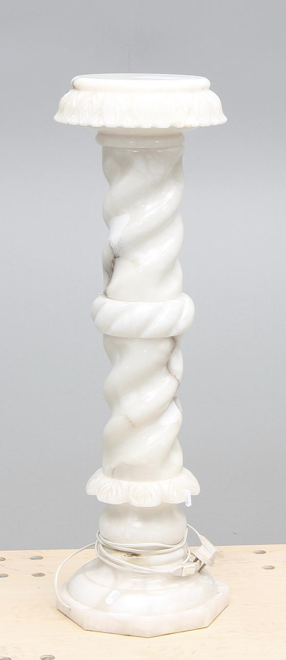 PIEDESTAL sent 1900-tal.