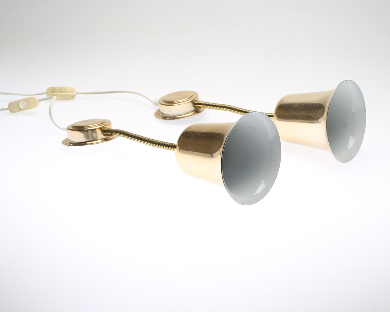 VÄGGLAMPOR, 2 st snarlika, mässing, SBG, 1900-talets andra hälft.