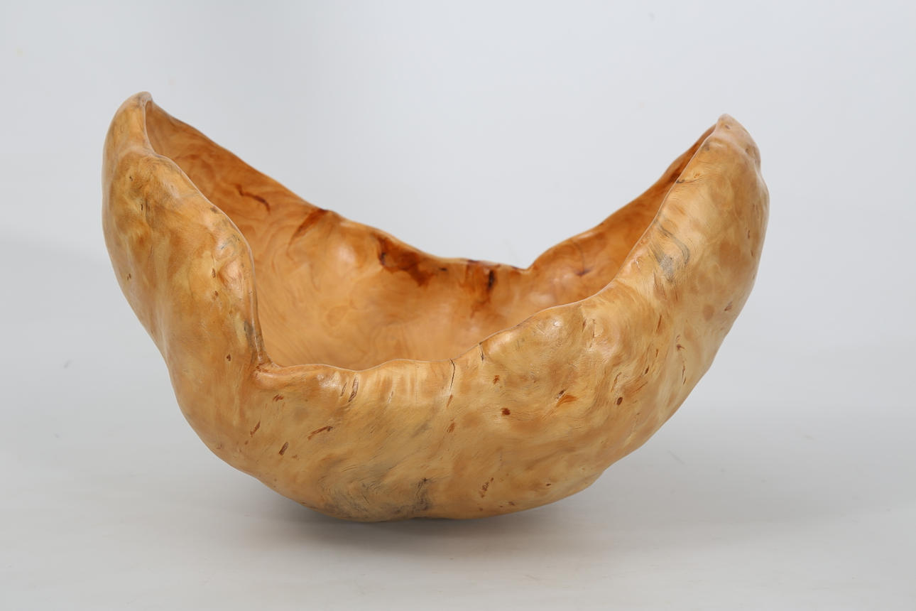 VRILSKÅL, skål gjord av vril/masurknöl, troligen björk, signerad HF, daterad 1988.