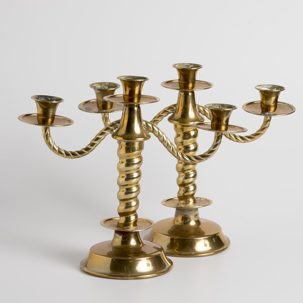 KANDELABRAR, 1 par för 3 ljus, mässing, barockstil, Gottfrid Carlsson, Eskilstuna.