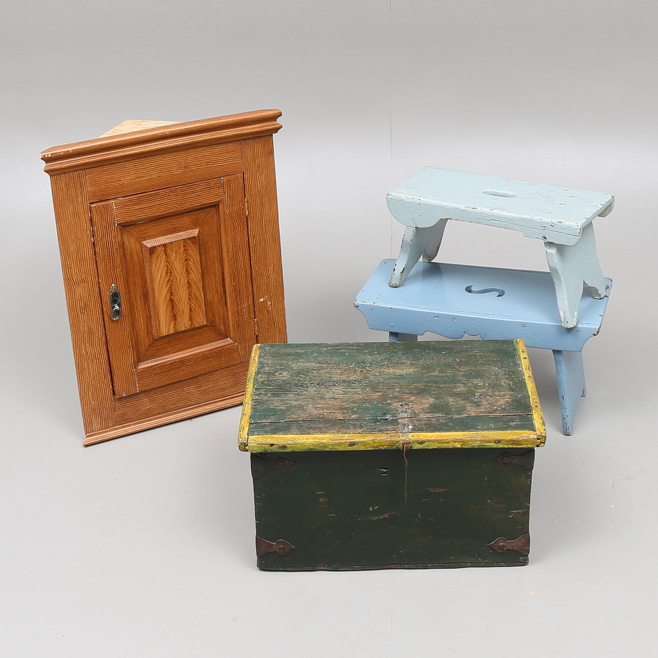 HÖRNSKÅP, KISTA, PALLAR, 1800/1900-tal.