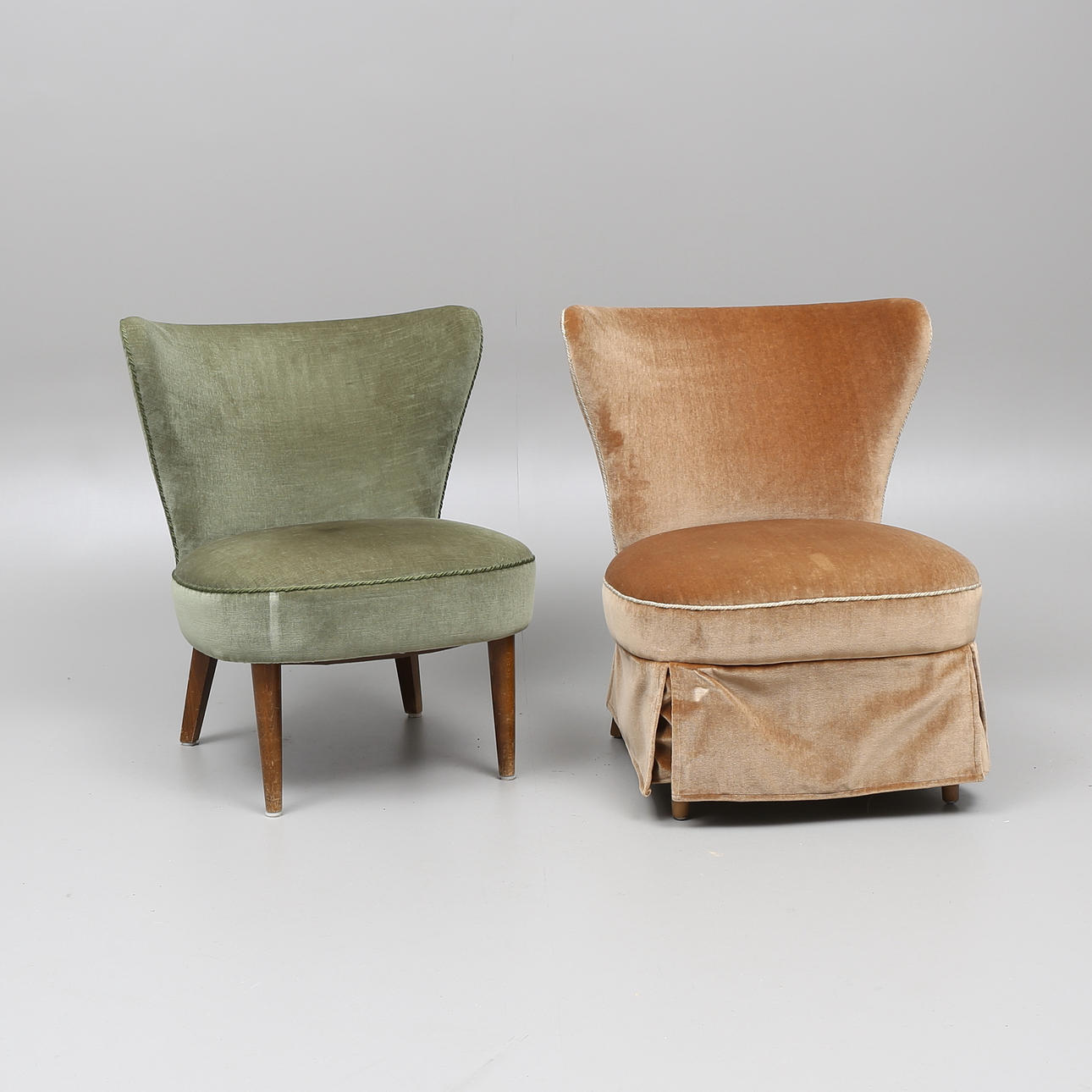 EMMAFÅTÖLJER, 2 snarlika, 1900-talets första hälft.