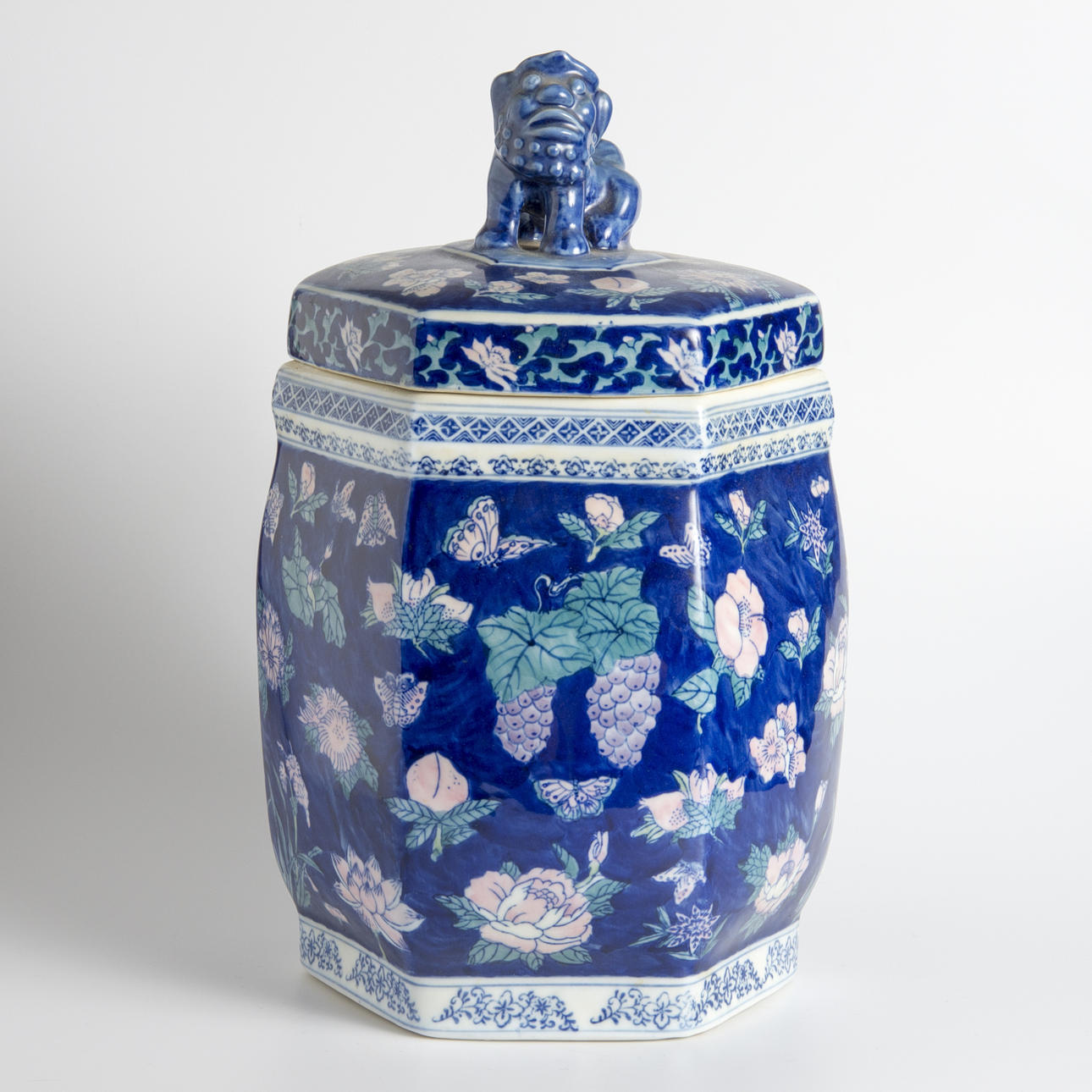 URNA MED LOCK, porslin, Kina, 1900-tal.