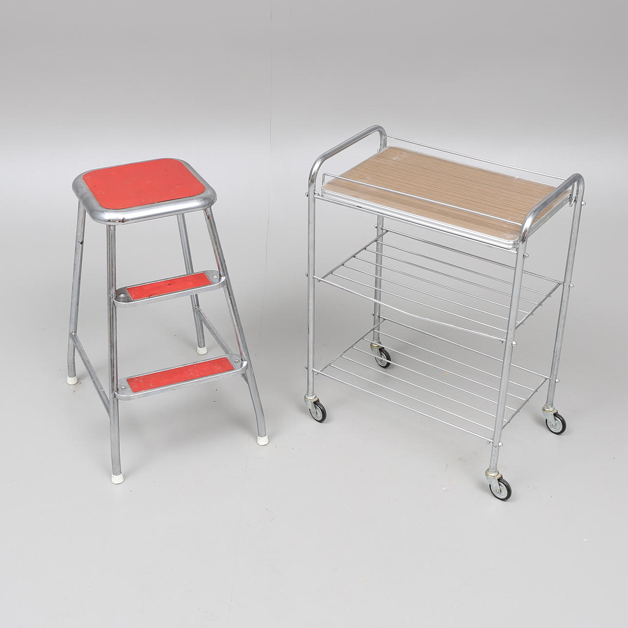 BORD på hjul samt STEGPALL, metall, 1900-tal.